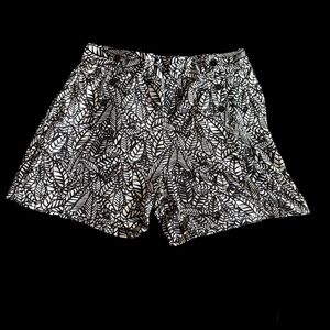 Black and White Leaf Print Women's Shorts With Front Button Accents Size Lg